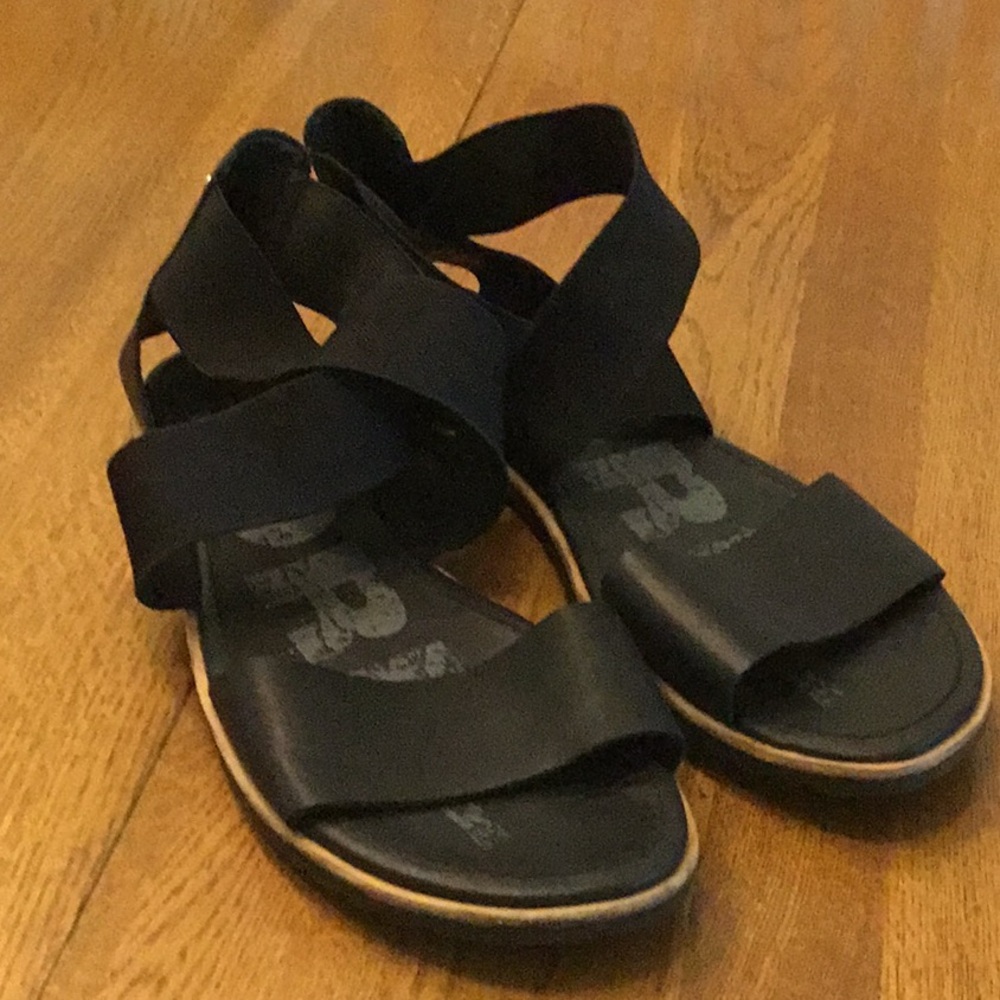 Woman’s Sorel black flat sandals. Size 9. Elastic ankle straps. Barely worn!